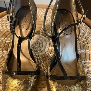 Closed toe gold and black pumps